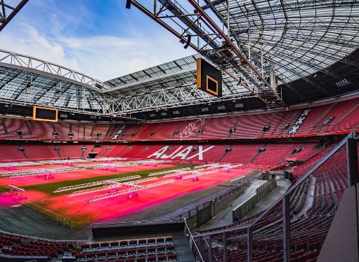 Ajax v ulicích Amsterdamu Jak dres ladí s městským stylem