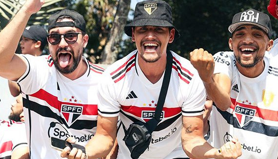 Fanoušci São Paula a jejich samba-inspirované letní outfit